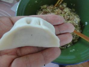 小孩吃角瓜馅饺子,小孩品尝角瓜馅饺子的欢乐时光