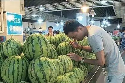 吃瓜的群众怎么挑瓜,如何挑选美味多汁的瓜果